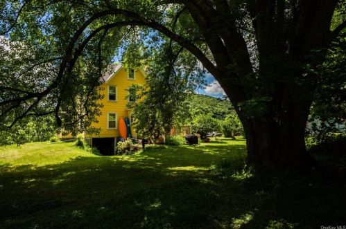 38 River Rd, Barryville, NY 12719-5403