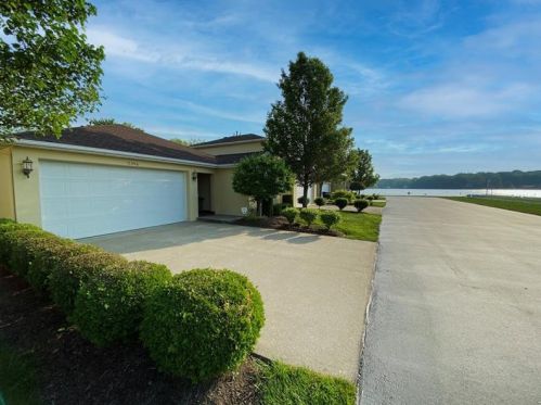 11346 Kirila Lake Dr, Geneva, PA 16316-2782