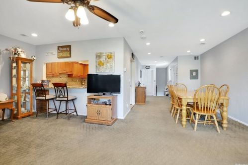 41 Cambridge Dr, Copiague, NY 11726-3230