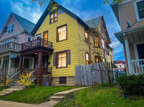 2432 21st St, Milwaukee, WI 53206-1556