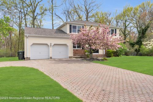 21 Kenneth Dr, Tinton Falls NJ  07712-2824 exterior