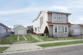 823 7th St, North Lindenhurst, NY 11757-5516