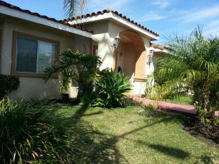 9821 Downey Ave, Downey CA  90240-3252 exterior