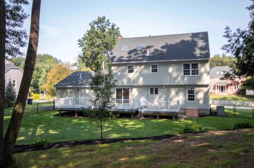 8 Cathedral Cir, Nashua NH 03063-2716 exterior