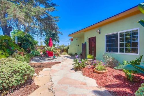 128 Knoll Rd, Vista, CA 92083-5857