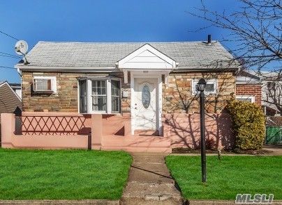 8 Nelson St, Floral Park, NY 11003-3327