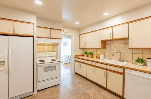 1069 Homestead Rd, Sunnyvale CA  94087-5156 exterior