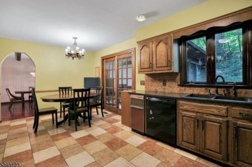 6 Dl Rd, Greystone Park NJ  07950-3303 exterior