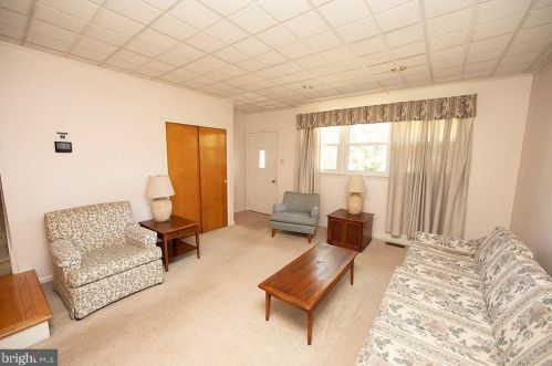 4 Hickory Rd, West Deptford, NJ 08096-6305