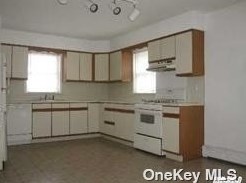 30 Bedford Ave, Westbury, NY 11590-4388