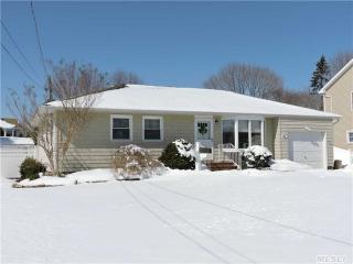 124 Dale Dr, Oakdale, NY 11769-1838