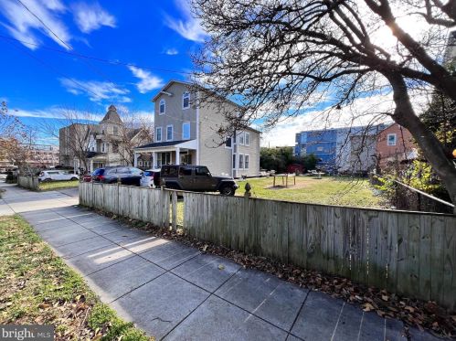 711 Lawrence St, Washington, DC 20017-3522