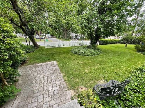 322 Elwood Rd, Elwood, NY 11731-2215