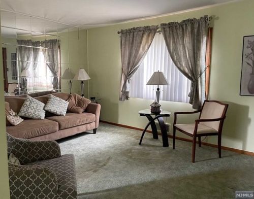 35 Edstan Dr, Moonachie, NJ 07074-1241