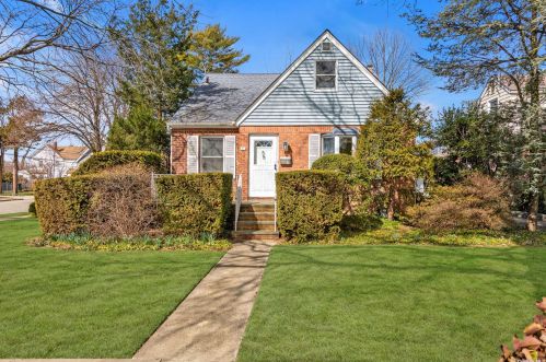 55 Evergreen Ln, New Hyde Park, NY 11040-1944