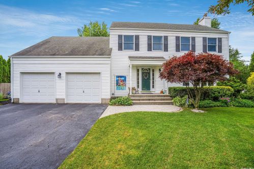6 Musket Ct, Miller Place, NY 11764-2324