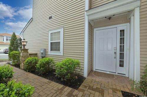 72 Sagamore Dr, Hicksville, NY 11803-1522