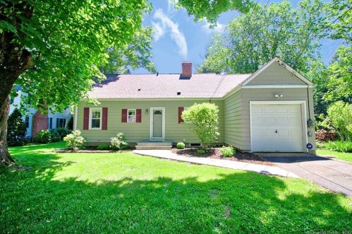 36 Woodridge Cir, Bridgeport, CT 06611-3714