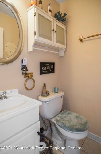 28 Bentley Ave, Trenton NJ  08619-3720 exterior