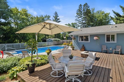 655 Heather Ln, Oconomowoc, WI 53066-2326