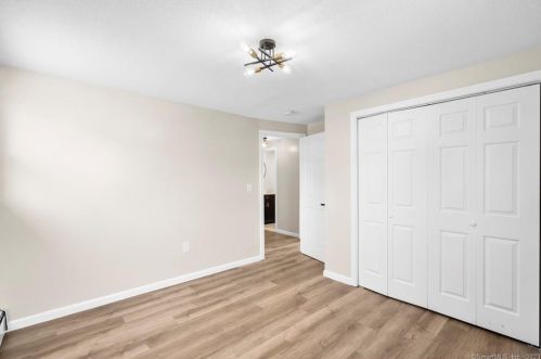 379 Mountain Rd, Hartford CT  06107-1028 exterior