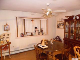 39 43rd St, Islip Manor, NY 11751-1305