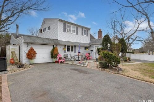 16 Red Maple Dr, North Wantagh, NY 11793-1528