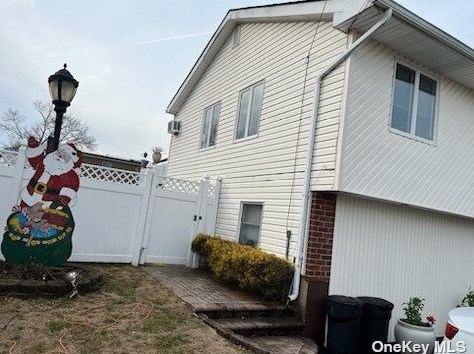 38 21st St, Deer Park, NY 11729-3918