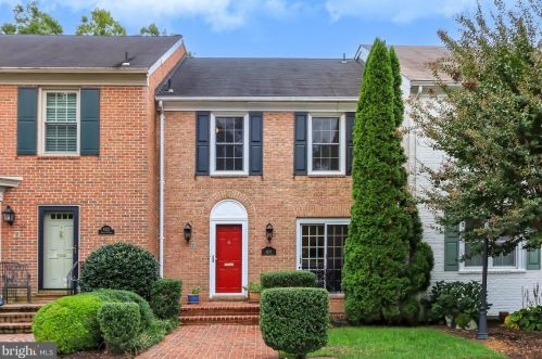 8223 Taunton Pl, Springfield, VA 22152-2428