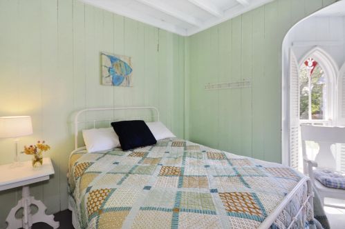 28 Narragansett Ave, Marthas Vineyard MA 02539-4428 exterior