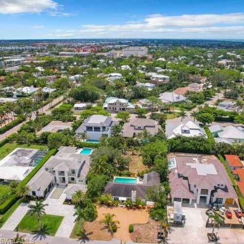 650 Golf Dr, Naples FL  34102-5353 exterior