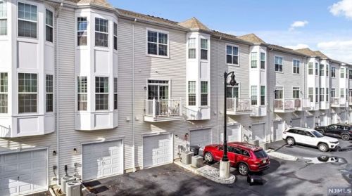 7 Holly Ln, Outwater NJ  07026-3564 exterior