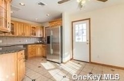 4 Thistle Ln, San Remo NY  11754-4320 exterior