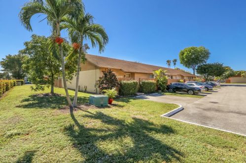 6704 193rd Ter, Hialeah FL  33015-2454 exterior