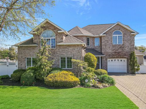 19 Fleets Point Dr, Babylon, NY 11704-8303