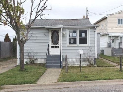 830 Ocean St, North Lindenhurst, NY 11757-6226