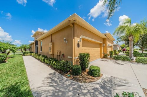 2323 Nottingham Greens Dr, Ruskin, FL 33573-7185
