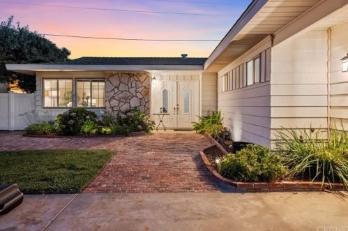 19750 Merryhill St, Santa Clarita, CA 91351-1148
