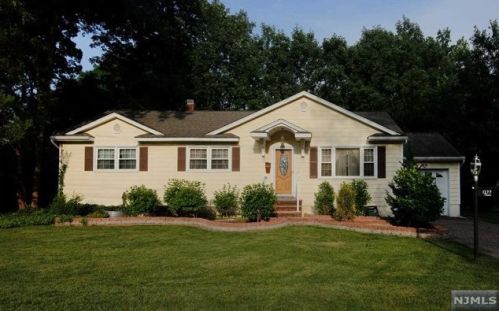 922 Laurel Ave, River Edge NJ  07661-1611 exterior