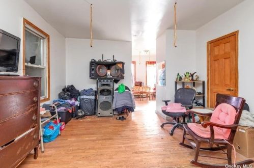 87-16 95th Ave, Jamaica, NY 11416-1344