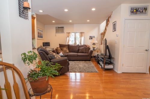 30 1st St, Deer Park, NY 11729-4202