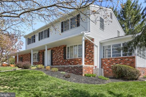 121 Cricket Ln, Camp Hill, PA 17011-8474