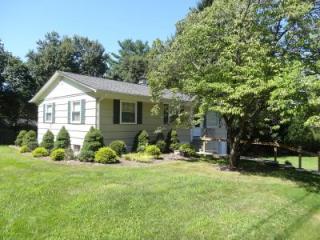 8 Starglo Dr, Hampton, NJ 08827-2718