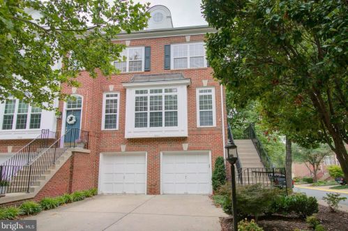 1880 Crescent Park Dr, Herndon, VA 20190-3290