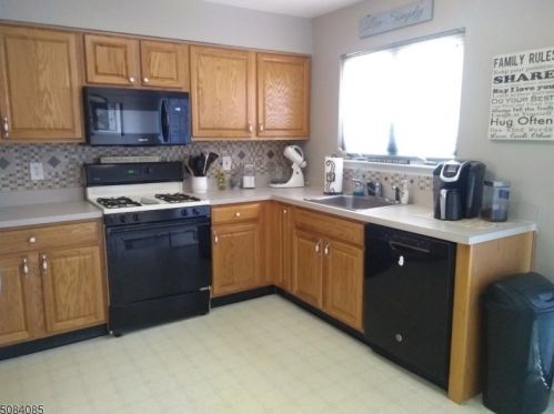 102 Lindsey Dr, Hackettstown, NJ 07840-1698