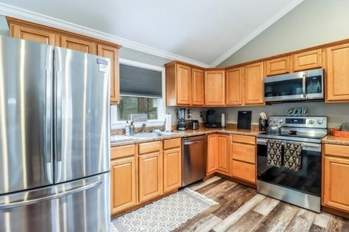 75 Candle Hill Rd, Danbury CT  06812-2412 exterior