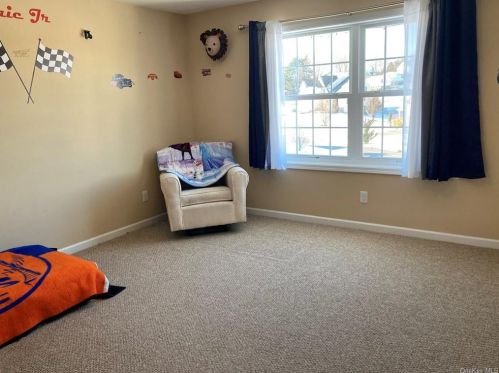 8 Summit Dr, Marlborough NY  12542-6408 exterior