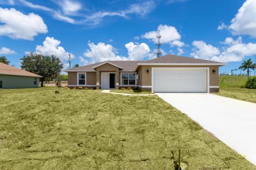 590 Bradshaw Cir, Fort Pierce, FL 34953-5538