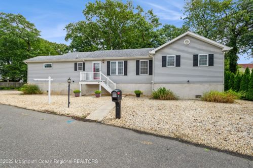 30 Lagoon Dr, Bricktown, NJ 08723-5785