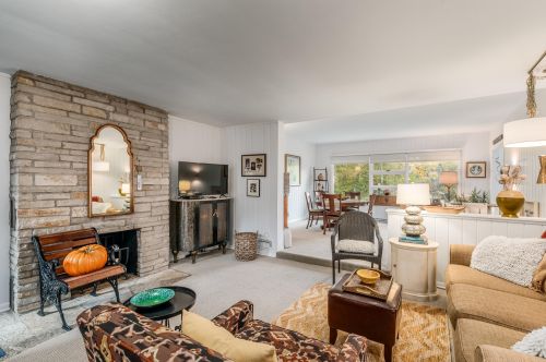 214 Maple Ter, Oconomowoc, WI 53066-2611